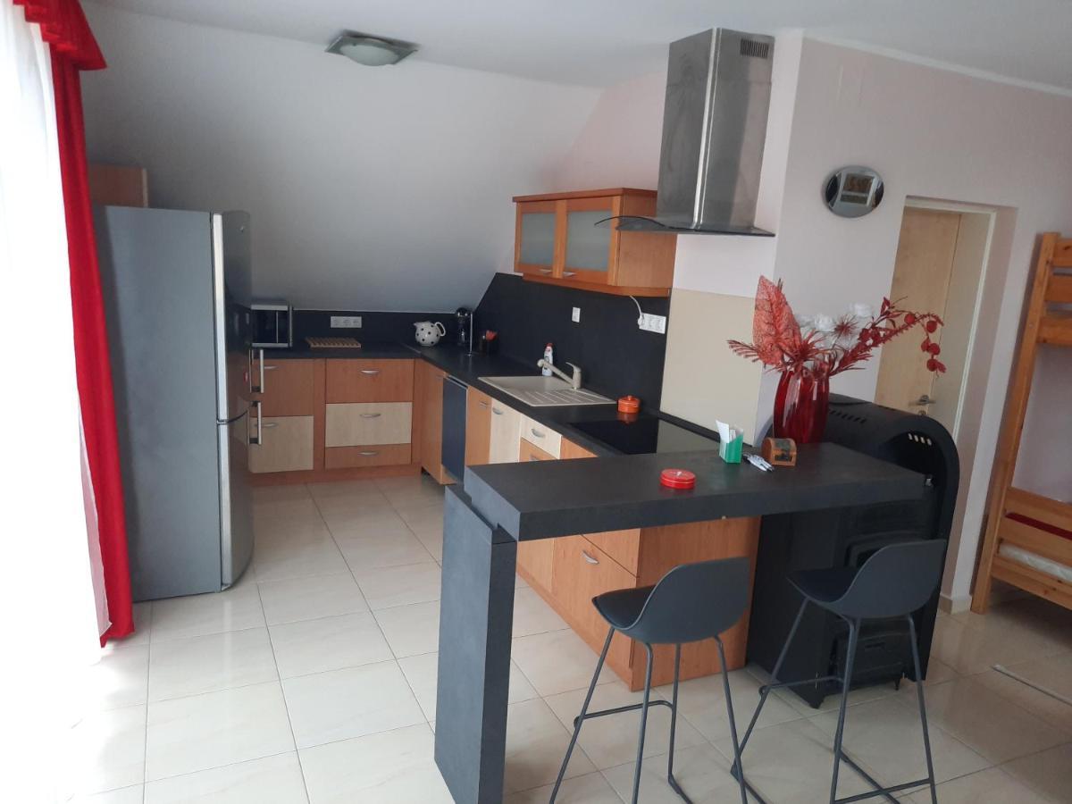 Fitt Apartman Lenti Exteriér fotografie