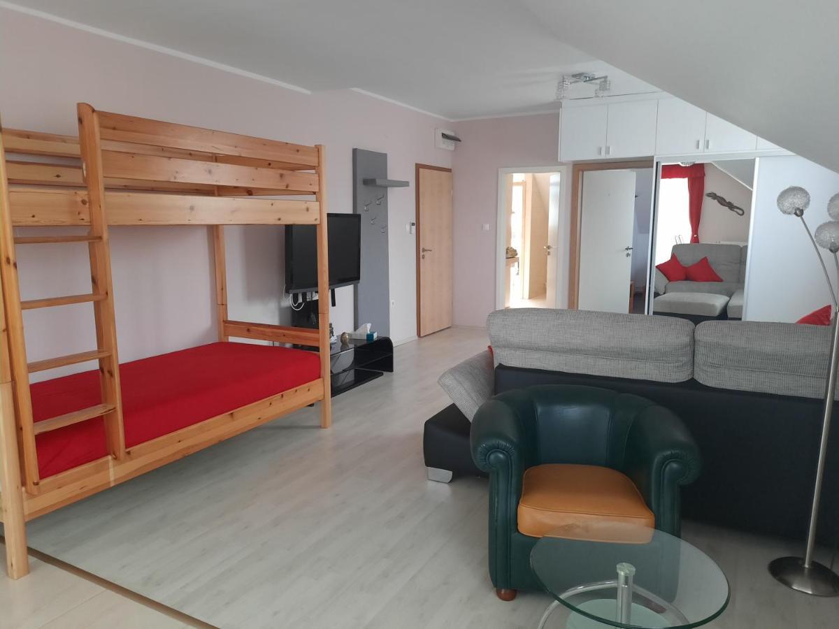 Fitt Apartman Lenti Exteriér fotografie