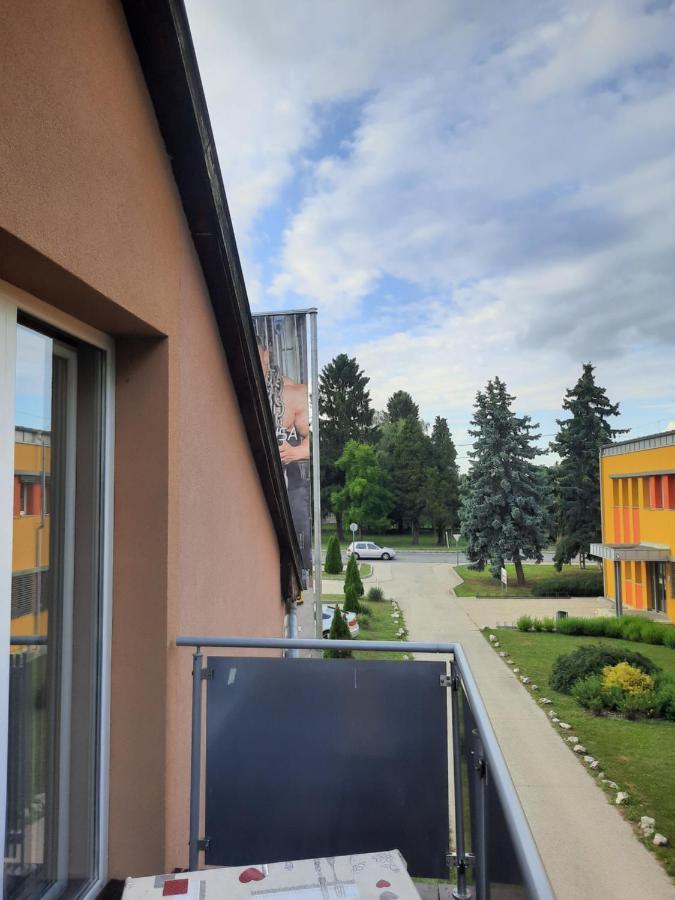 Fitt Apartman Lenti Exteriér fotografie