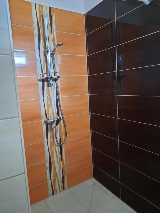 Fitt Apartman Lenti Exteriér fotografie
